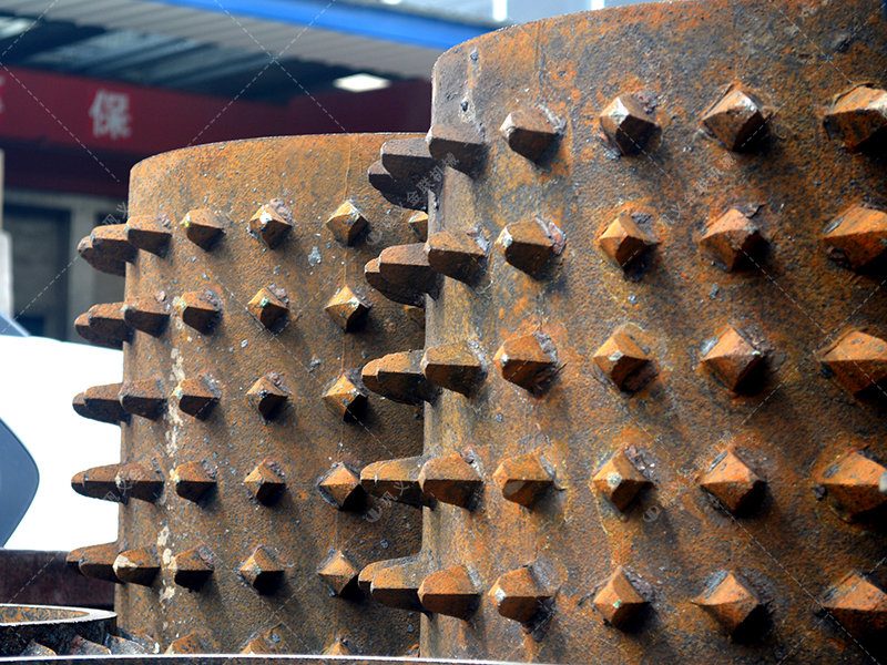 面對大塊高硬度的原煤與煤矸石，雙齒輥破碎機憑什么能“啃”得動？